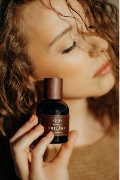 Fréléme - Moterims - Eau De Parfum
Kvapas
Fréléme
Talpa
50ml
Viršutinės natos
kalabrijos bergamotė, kardamonas
Vidurinės natos
gvajako mediena, žibuoklė, vandens natos
Apatinės natos
sandalPorolonoNamaiFréléme Moterims