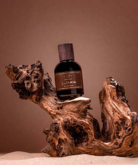Rafahia - Unisex - Eau De Parfum
Kvapas
Rafahia
Talpa
50ml
Viršutinės natos
rausvieji pipirai, šafranas, kardamonas
Vidurinės natos
rožė, medžio natos
Apatinės natos
gintaras, vanilė, pačPorolonoNamaiRafahia - Unisex - Eau De Parfum
